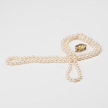 PÄRLCOLLIER, låset 18K guld, 6 diamanter, tot. 0,06 ct. 1990.
