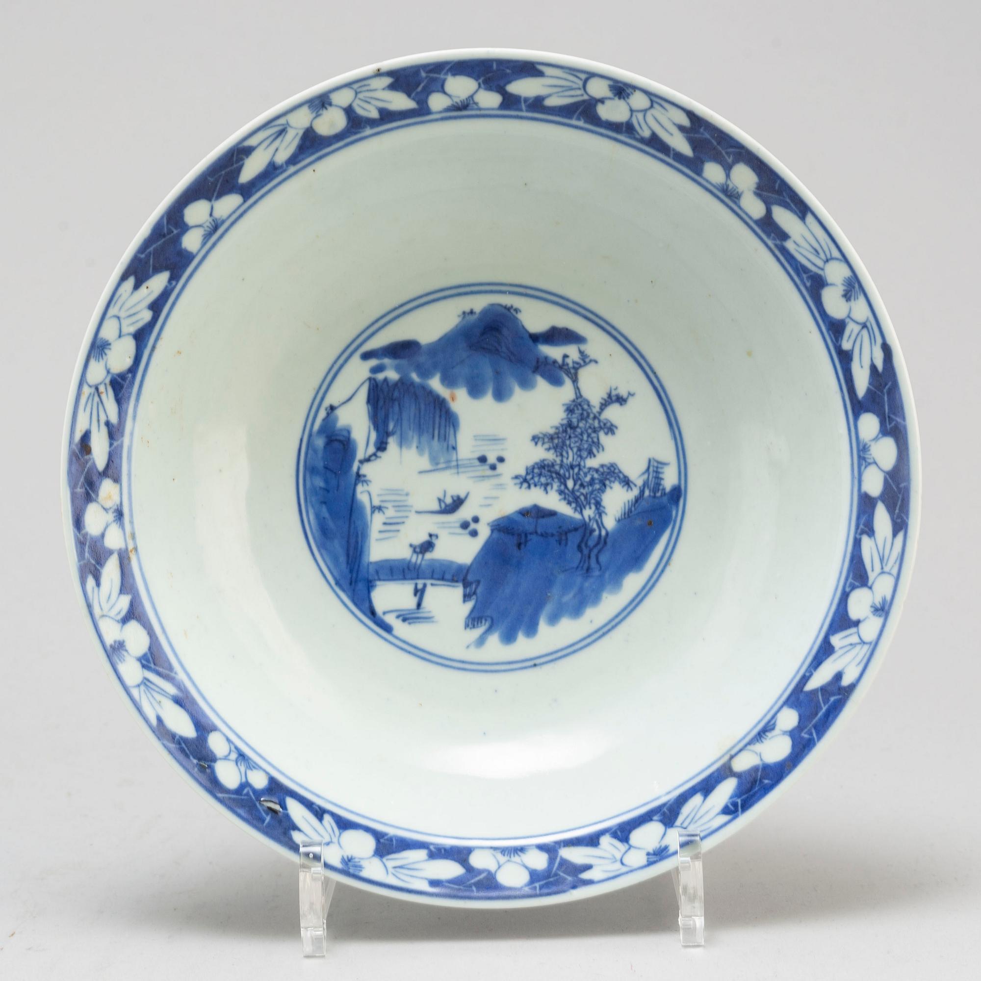 A blue and white footed dish, Qing dynasty, early 20th century.