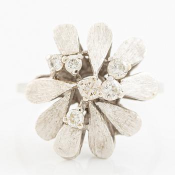 Ring 18K vitguld i form av blomma med runda briljantslipade diamanter.
