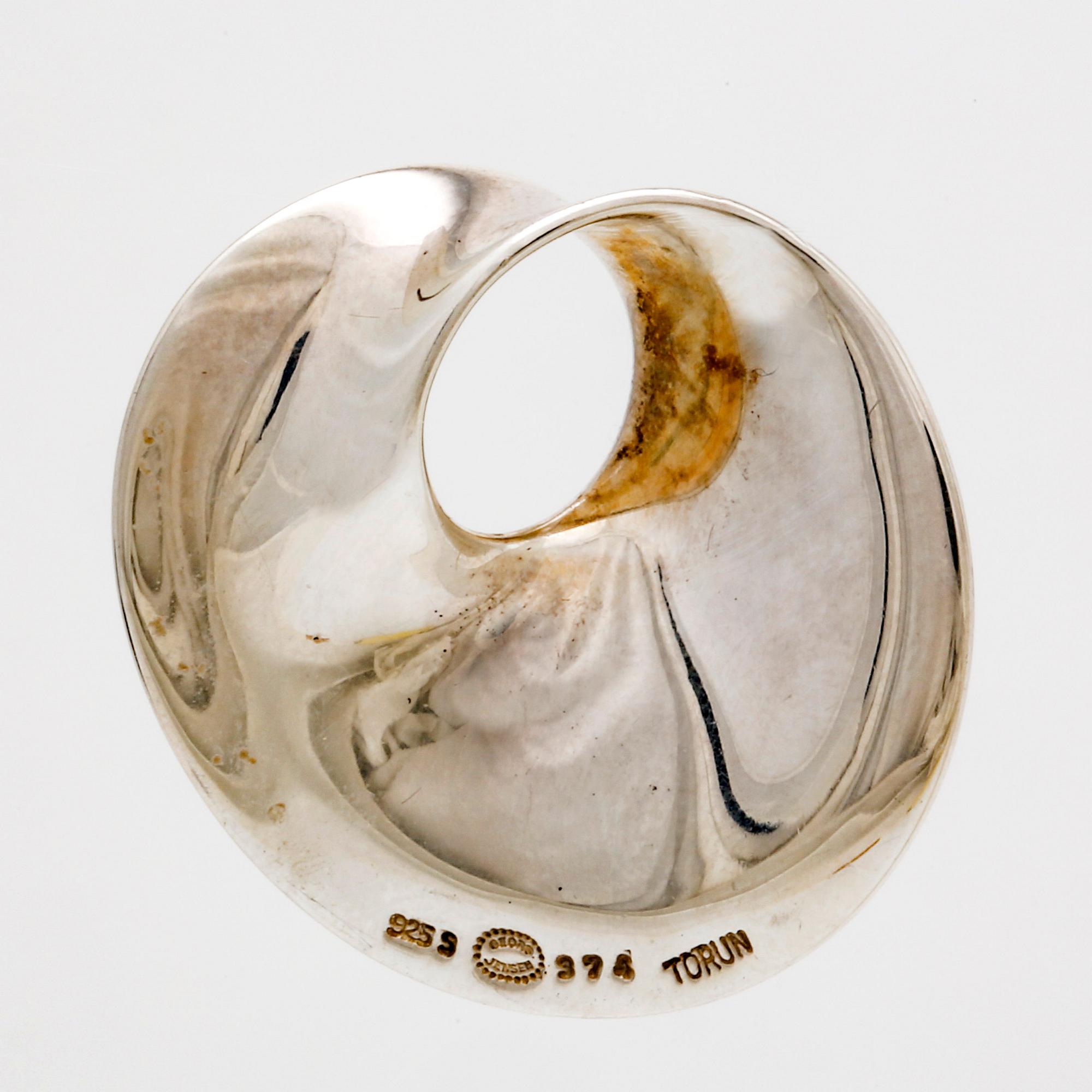 Torun Bülow-Hübe, Georg Jensen, hänge sterling silver, nr 374 "Möbius" small, approx 3 x 3 cm, original case and box.
