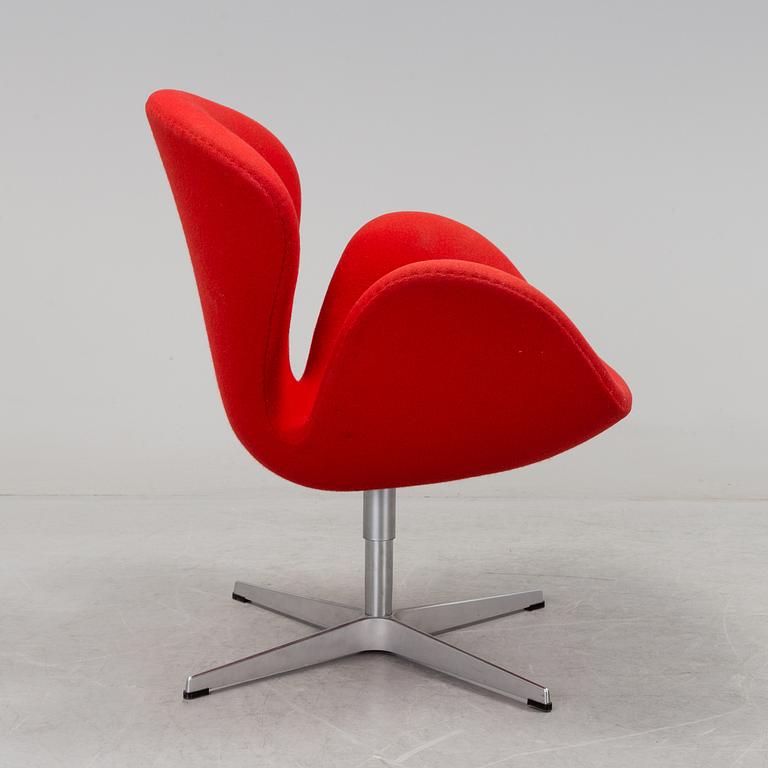 An armchair named "The swan", Arne Jacobsen, Fritz Hansen, 2003.