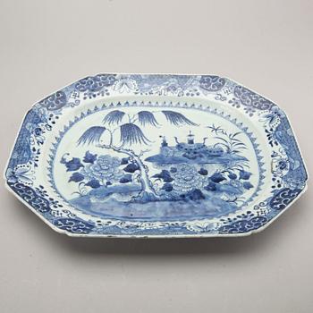 A Chinese Qianlong blue and white porselain plate.