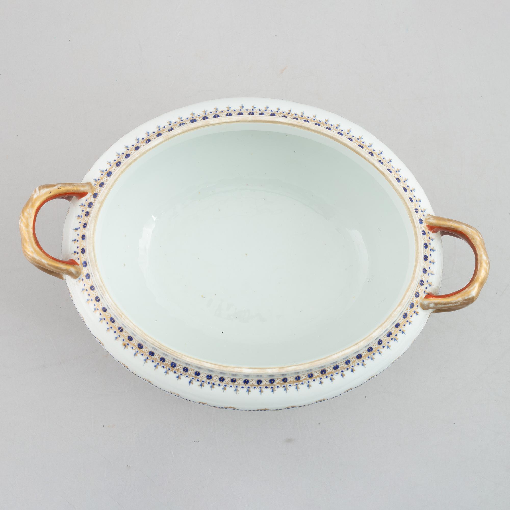 An armorial tureen with cover, China, 20th century.