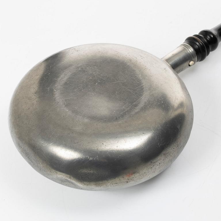 Sängvärmare, stämplad Nils  Abraham Santesson, Stockholm, 1861.