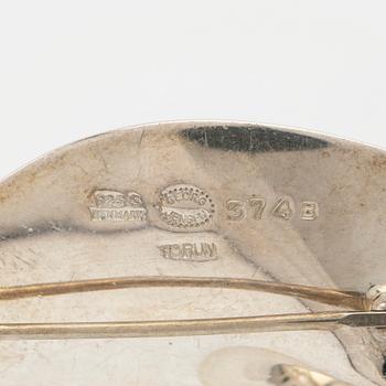 Vivianna Torun Bülow-Hübe, Hängsmycke/brosch, "Möbius", samt gummicollier, för Georg Jensen, Danmark.