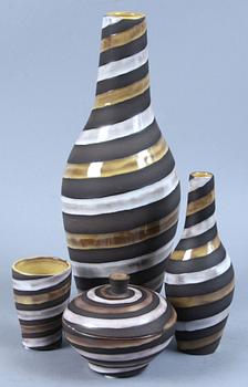 VASER, 3 st samt BONBONJÄR, "Spiral" (1950-1956), glaserat lergods, Ingrid Atterberg, Upsala-Ekeby.