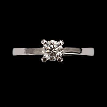 RING, vitguld 18K, briljantslipad diamant 0,45 ct. Vikt 3,5 g. Intyg.