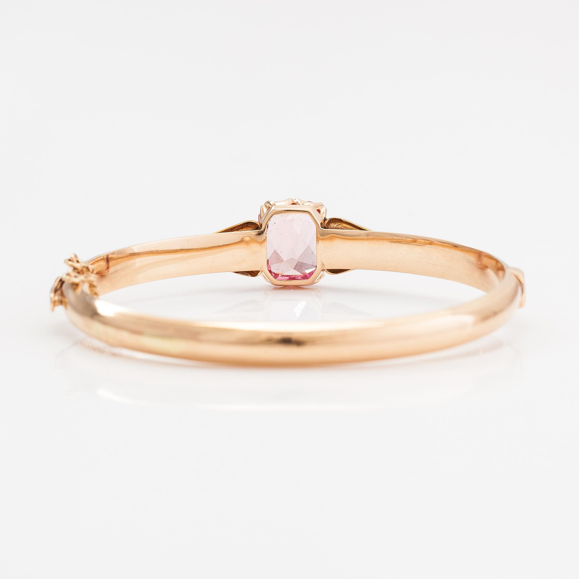 A 14K gold and synthetic sapphire bracelet. Westerback, Helsinki 1952.