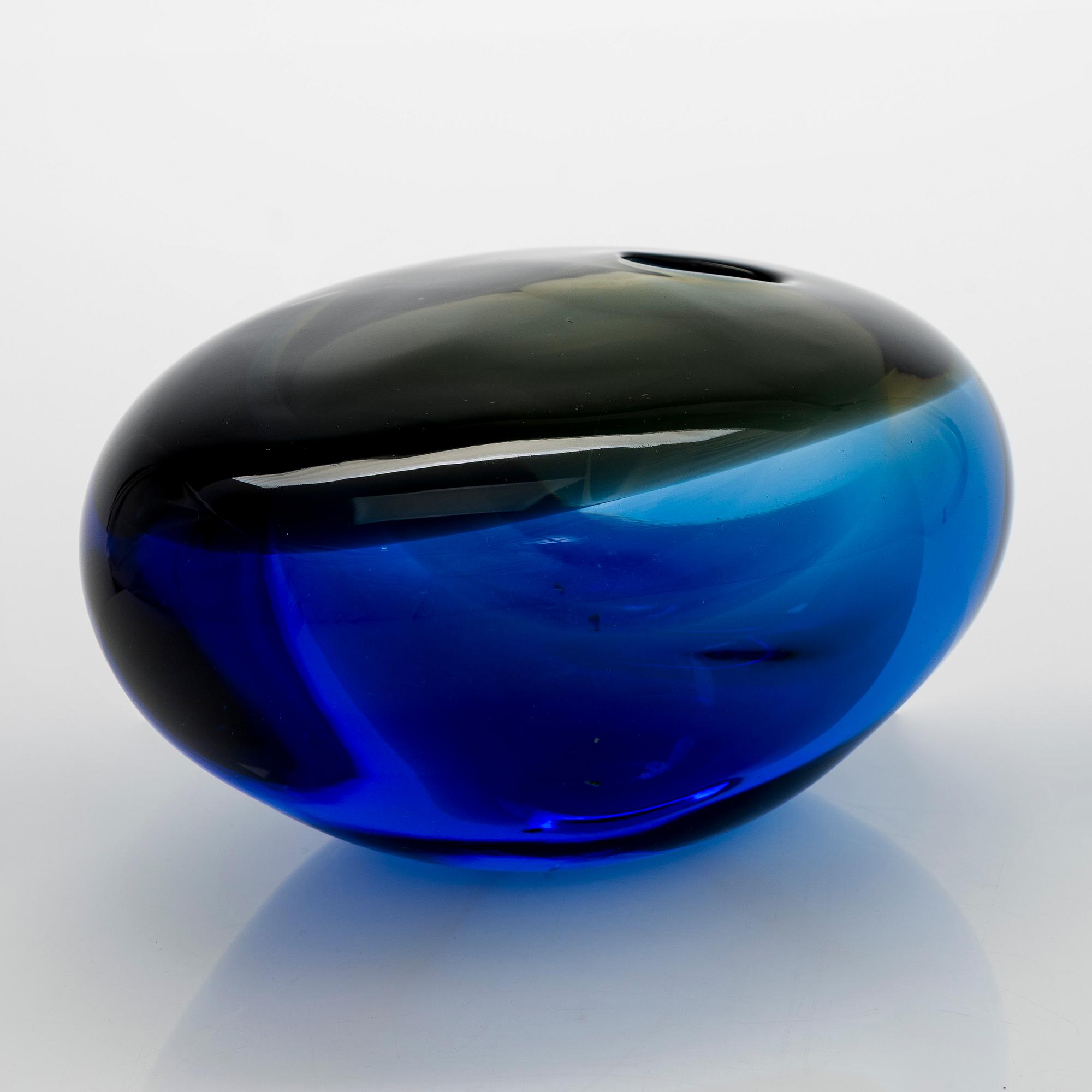 Timo Sarpaneva, a 'Black bird' glass sculpture signed Timo Sarpaneva 1997. Nuutajärvi glass factory.