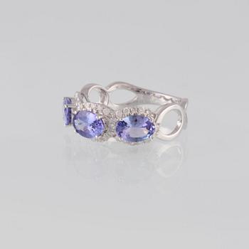 RING, 18K vitguld med briljantslipade diamanter ca 0.35 ct samt 3 ovalslipade tanzaniter ca 2.11 ct. Vikt 3,6 gram.