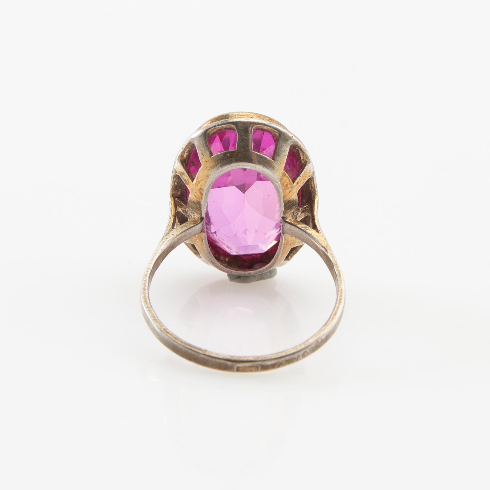Tiara av silver med odlade pärlor och rosa fasetterat glas, ring av silver med syntetisk rosa safir, Hässleholm 1964.