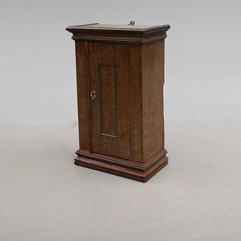 HÄNGSKÅP, allmoge, 1800-talets mitt.