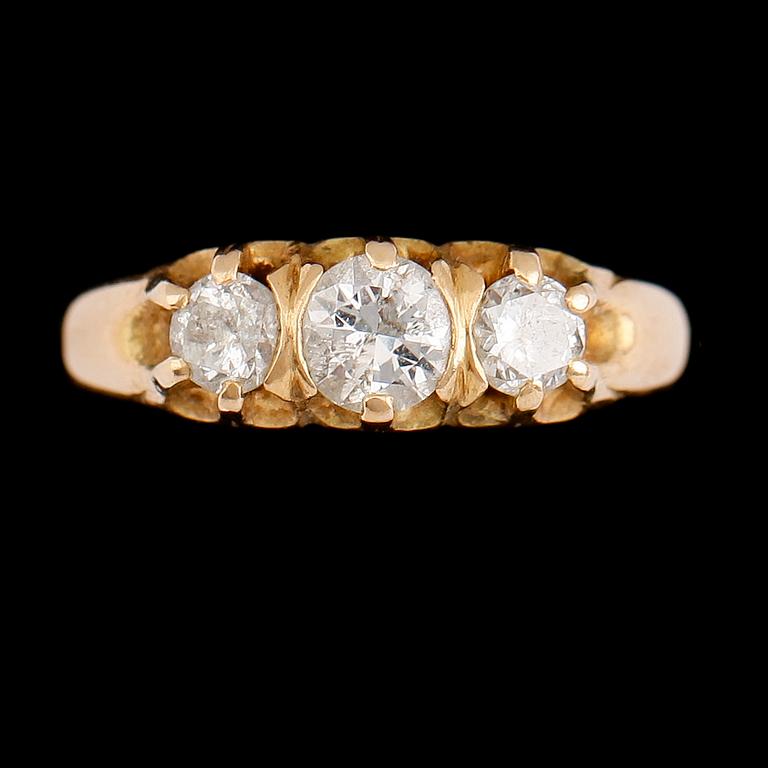 RING, 18 k guld, med 3 briljantslipade diamanter. Total vikt ca 4 gram.