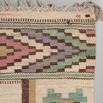 Märta Måås-Fjetterström, MATTA. "Vit botten". Rölakan. 345,5 x 241 cm. Signerad AB MMF.