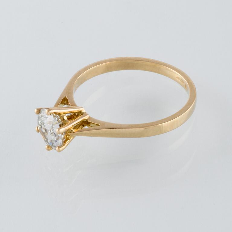 RING, 18K guld med briljantslipad diamant 1.03 ct. Vikt 2,9 gram.