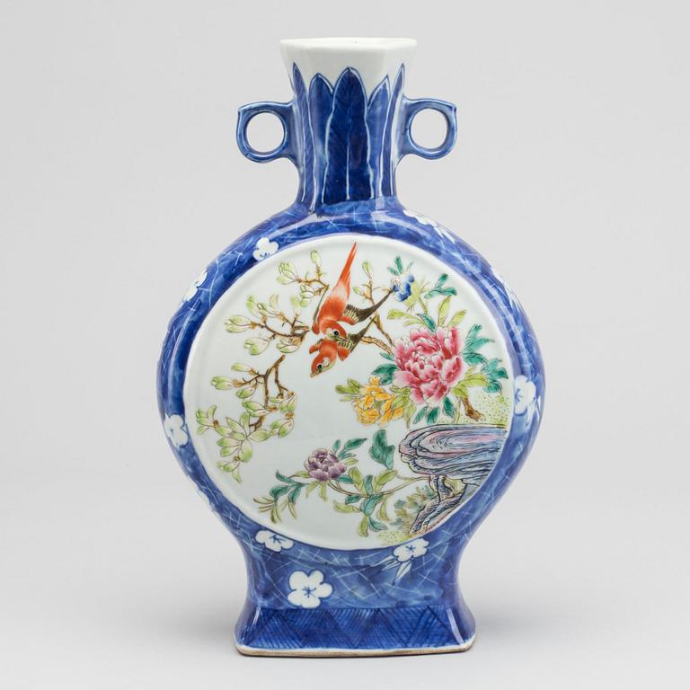 A CHINESE PORCELAIN MOON FLASK 20TH CENTURY.