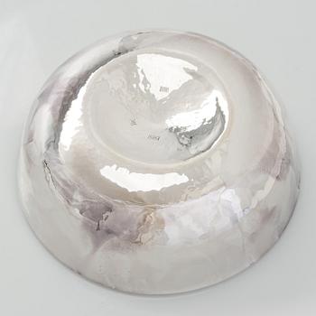 A. Tillander, skål, sterlingsilver och emalj, Åbo 2005.