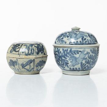 Two Chinese blue and white porcelain boxes, Ming dynasty.
