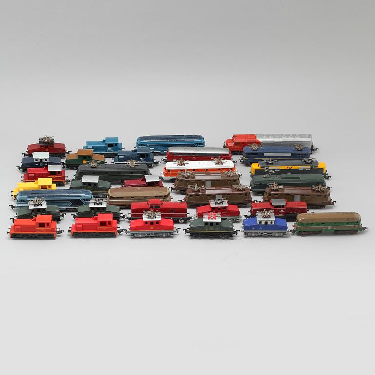 33 model locomotives by Lima, Italy, from the latter half of the 20th century.