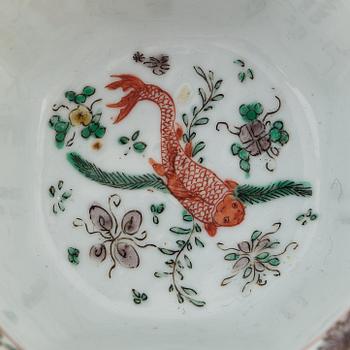 A pair of famille verte bowls, Qing dynasty.