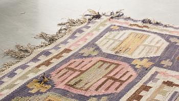 MATTA. Rölakan. "Dukater". Signerad MMF (Märta Måås-Fjetterström). Ca 355 X 262 cm.