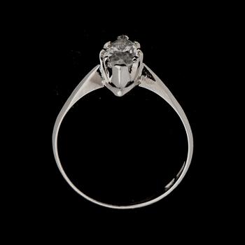 RING, 18k vitguld med navettslipad diamant ca 0,90 ct. Vikt ca 3 g.