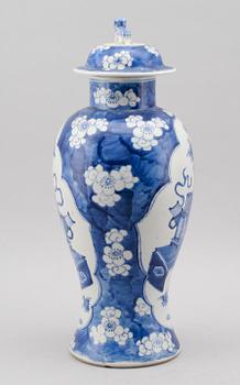 LOCKURNA, porslin, Kina, 1800-/1900-tal.