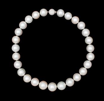 1008. COLLIER, odlade South sea pärlor, 17-14 mm, kullås med briljantslipade diamanter, tot. ca 2 ct.