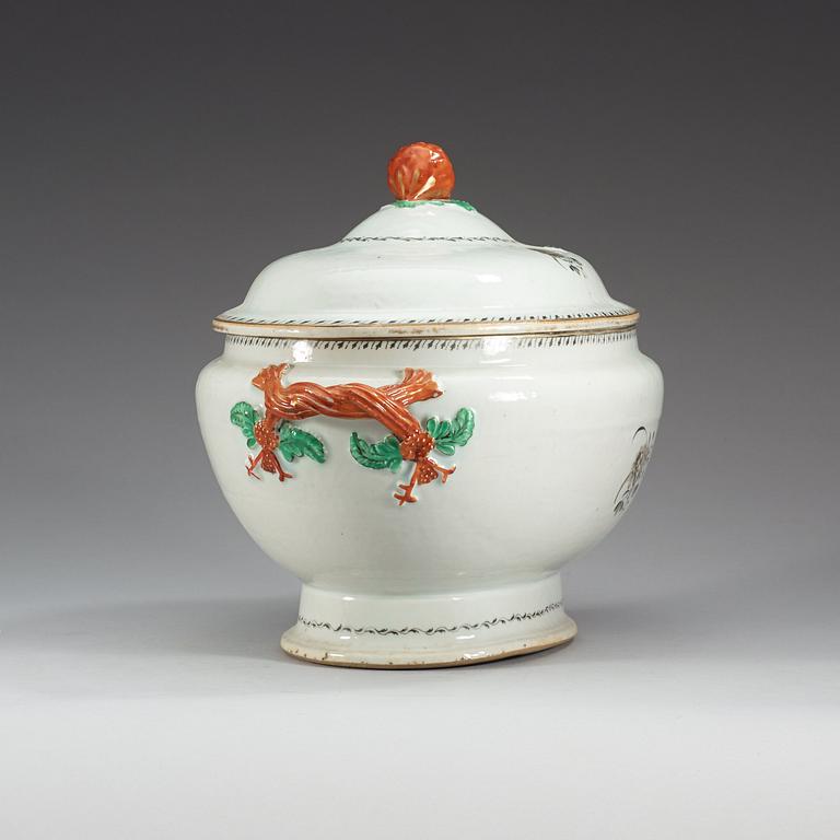 A grisaille and enamelled tureen with cover, Qing dynasty, Jiaqing (1796-1820).