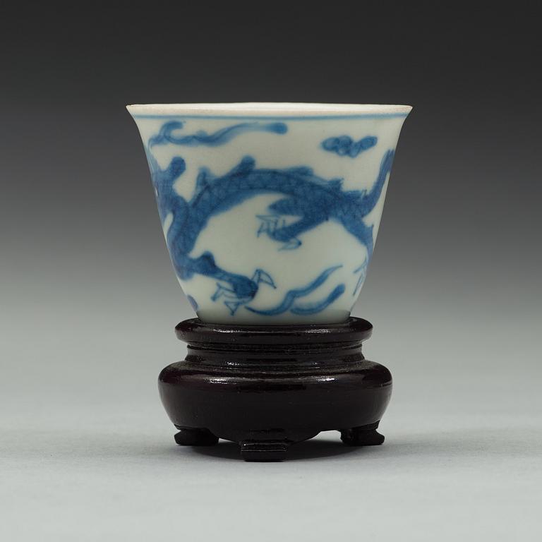 A blue and white cup, Transition, 17th Century.