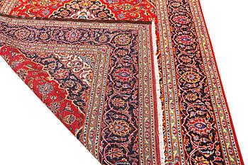 A Kashan carpet, a. 305 x 200 cm.