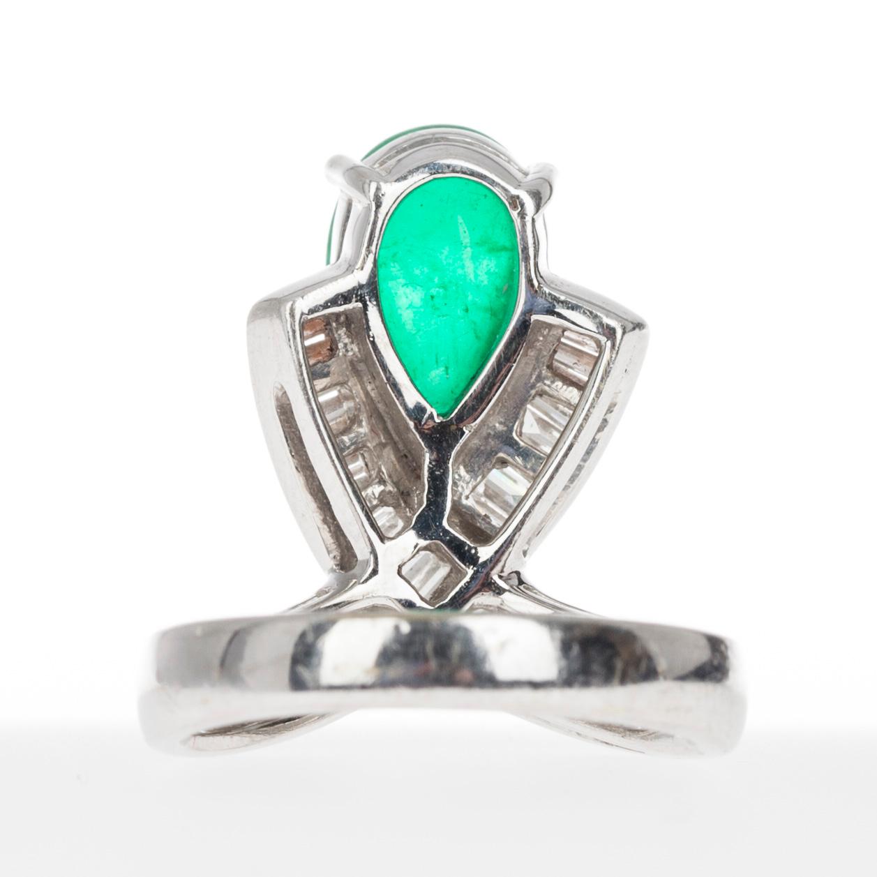 SMARAGD-DIAMANTRING, 18K. Vikt 18,79 g.