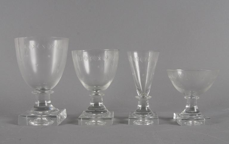 SERVISDELAR, ca 50 delar. Glas, 1900-tal.