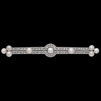1389. A rose cut and blister pearl bar brooch, c. 1925.