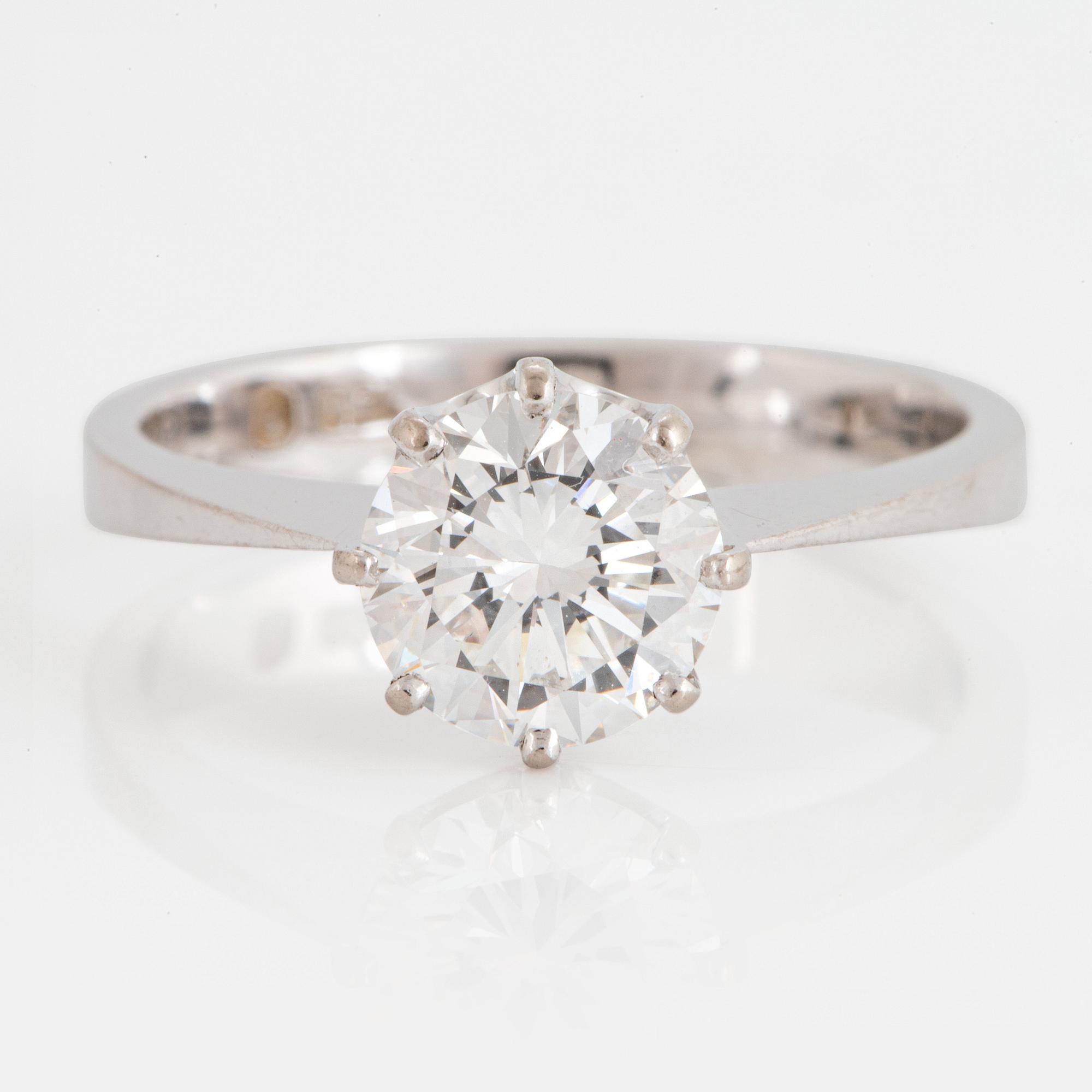 Ring 18K vitguld med en rund briljantslipad diamant ca 1.50 ct.
