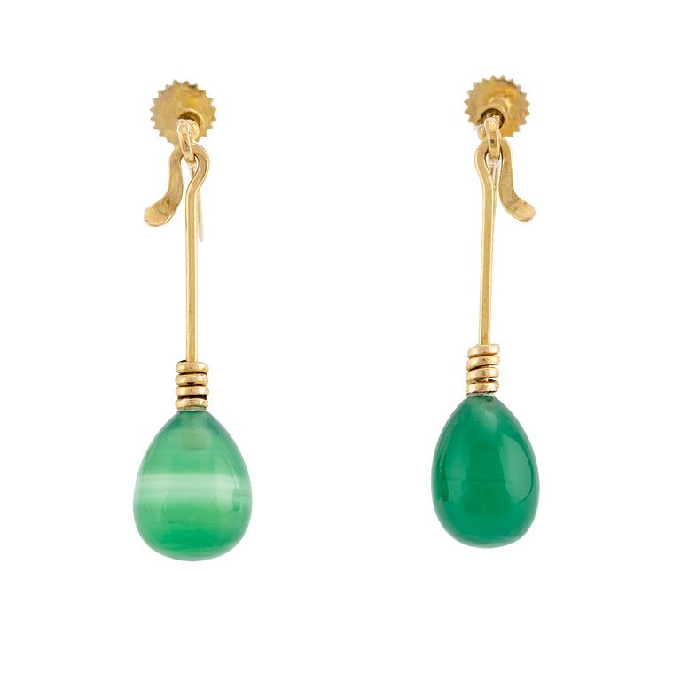 Vivianna Torun Bülow-Hübe, a pair of earrings, 18K gold with green glass drops, excecuted in her own studio most likely 1950's.