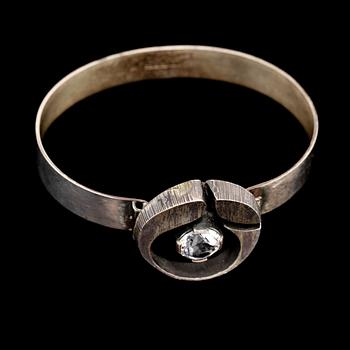 ARMRING, sterlingsilver med fasettslipad bergkristall, Sten & Laine, Turku, Finland, 1975. Vikt 24 g.