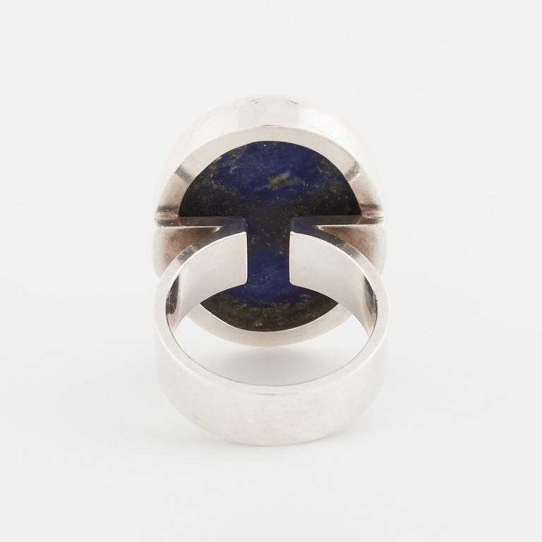 CECILIA JOHANSSON, Göteborg, 2001 a cabochon cut lapis lazuli ring.