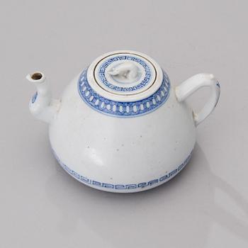 TEEKANNU, posliinia, Kiina 1800-luvun alku.