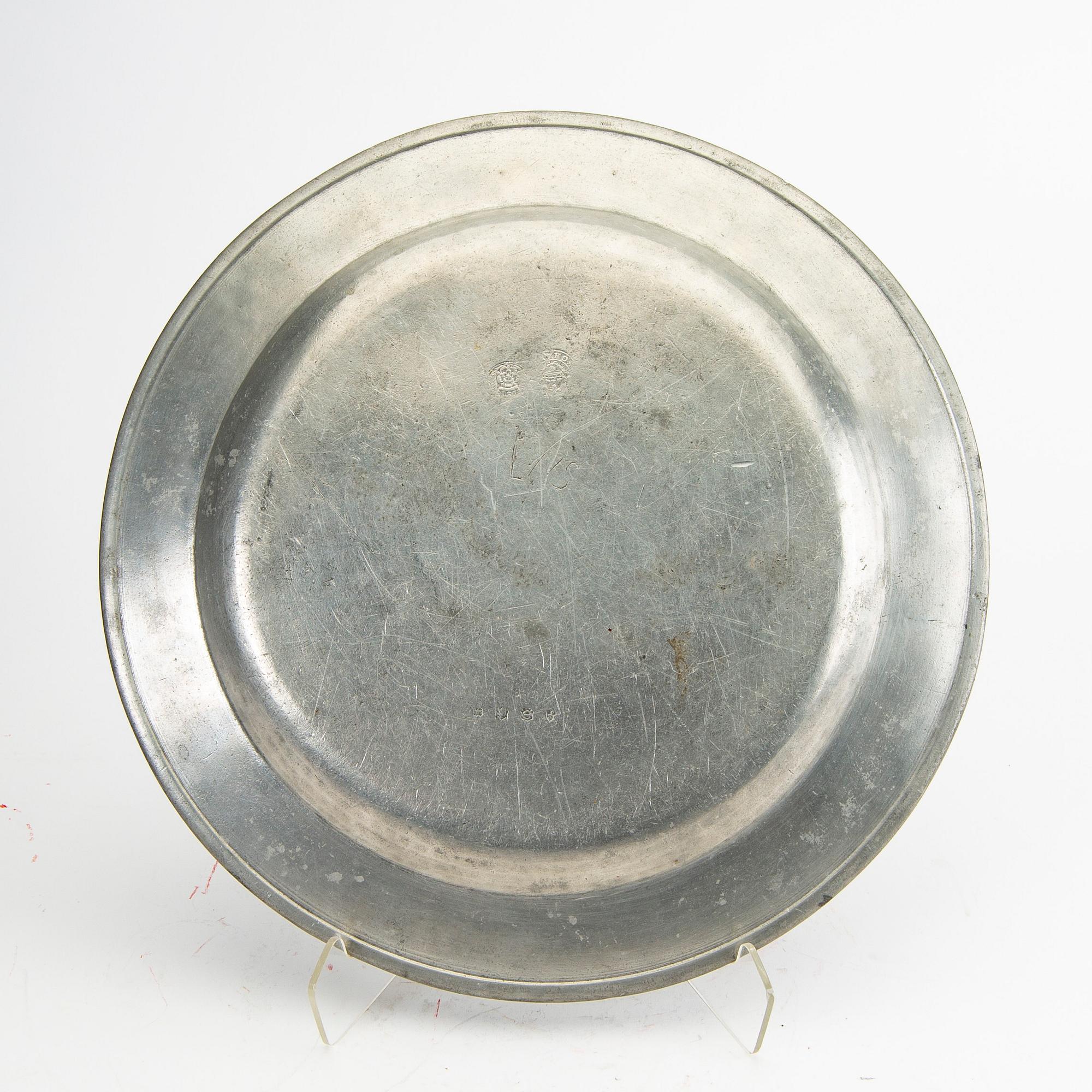 An English 18th/19th century pewter plate.