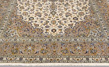 A Kashan carpet, ca 349 x 243 cm.