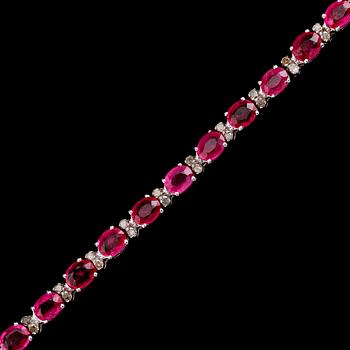 ARMBAND, 18 k vitguld, med 25 rubiner tot ca 12.00 ct, briljantslipade diamanter tot ca 0.50 ct.