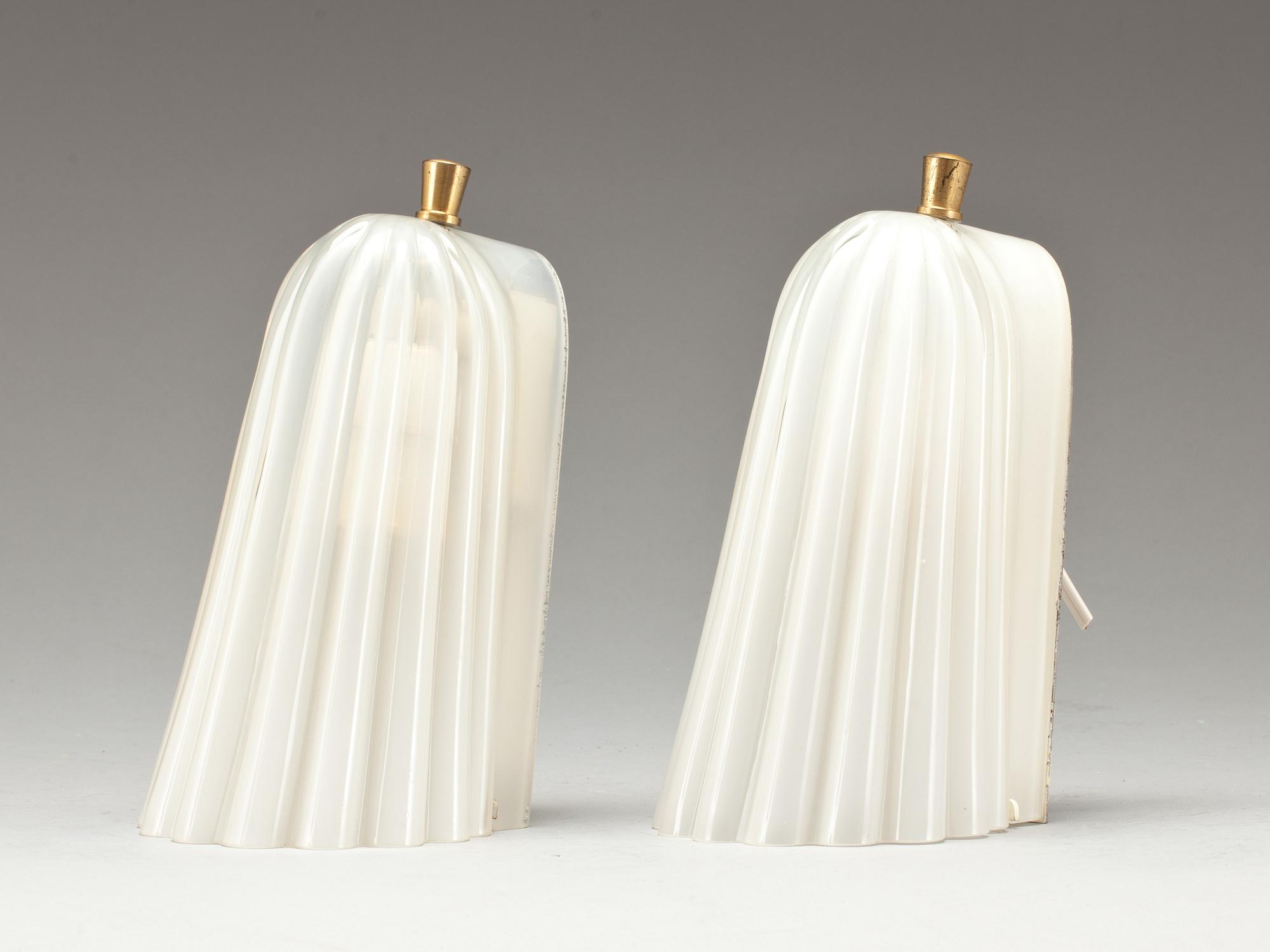 VÄGGLAMPOR, ett par, glas, Orrefors, 1940-tal.