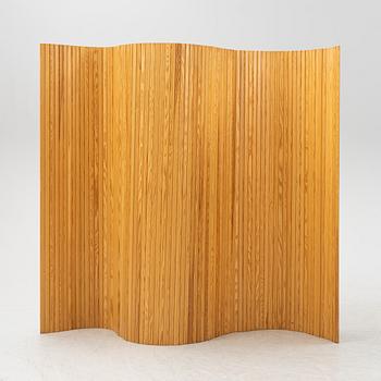 A model 100 screen by Alvar Aalto, Artek, designed 1936.