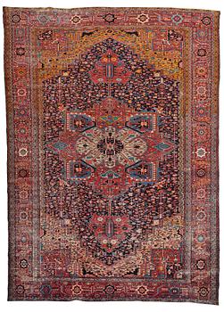 A carpet, a semi-antique West Persian, ca 466,5-470,5 x 334,5-350 cm.