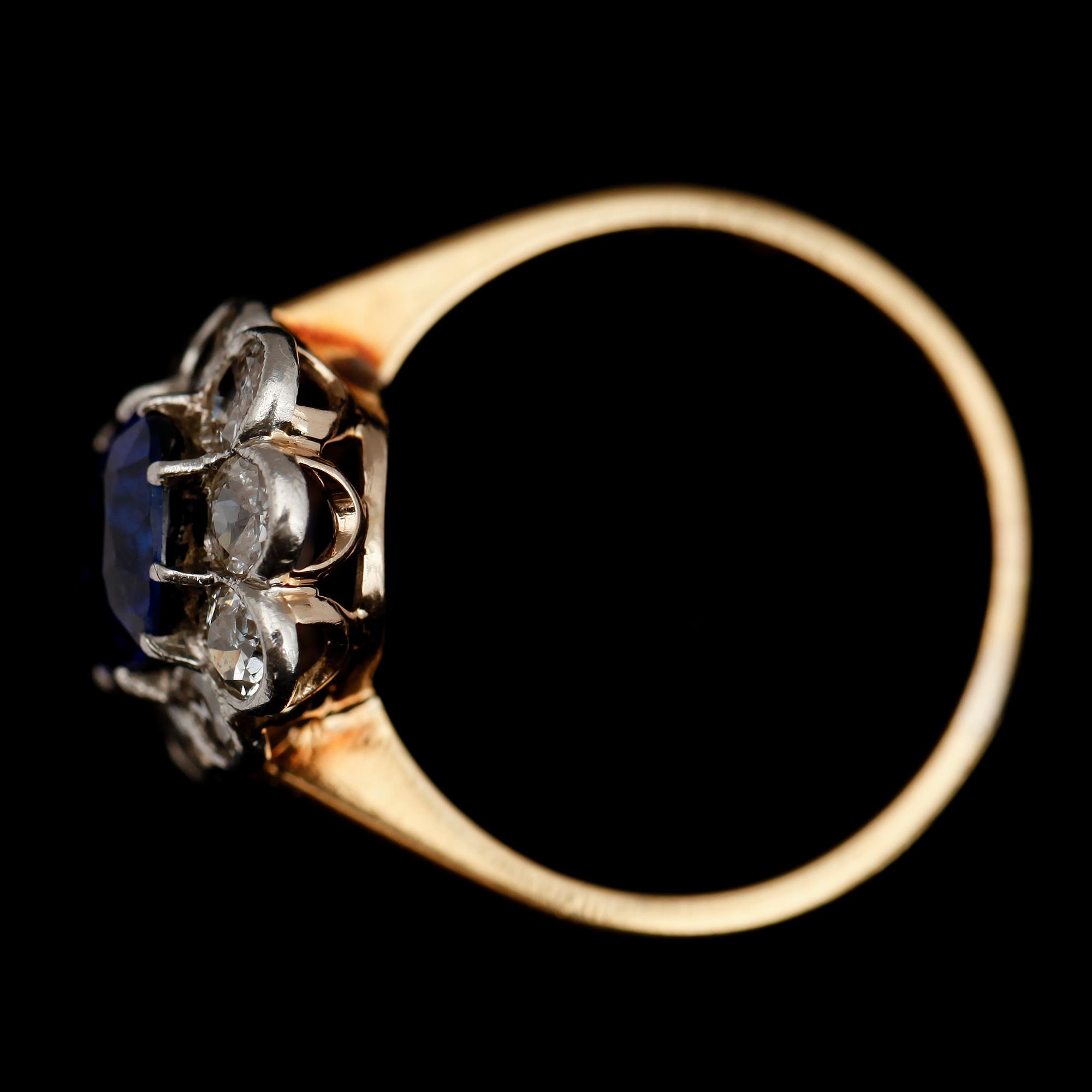 RING, 18 k guld, 10 briljanter totalt 0.90 ct samt syntetisk safir.