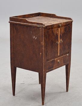 POTTSKÅP, sengustavianskt, omkring 1800.