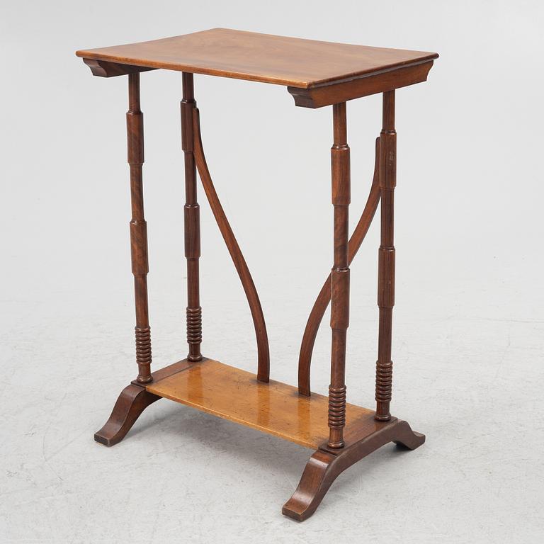 A nesting tabletable, 4 pieces, 19th century.