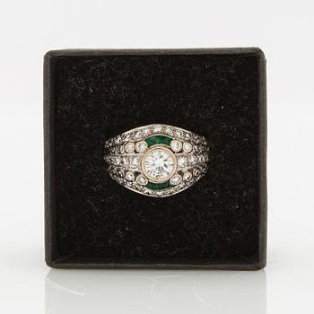 Ring in 18K gold set with round brilliant-cut diamonds and faceted emeralds, Art Deco, first quarter of the 20th century.