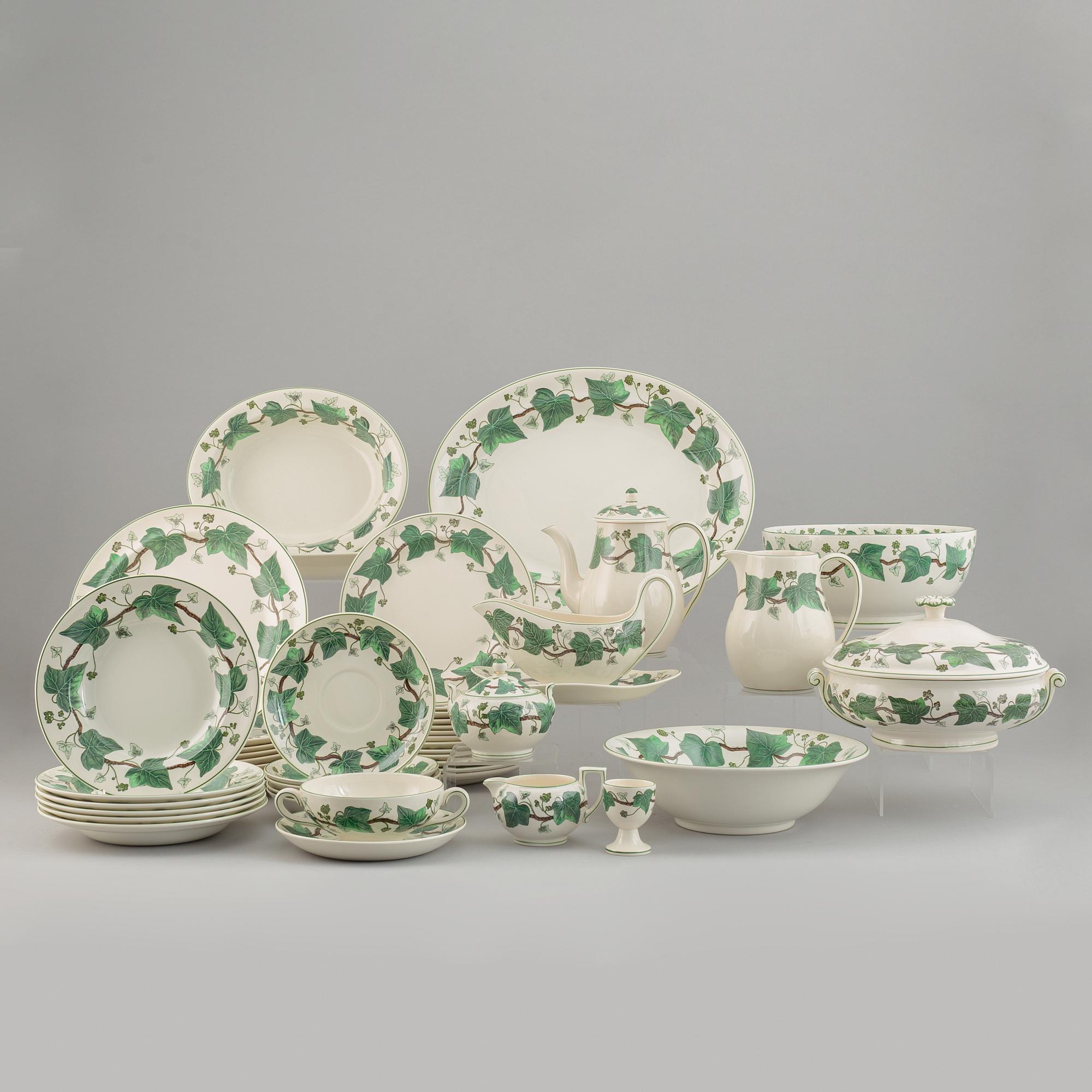 A part 'Napoelon Ivy' dinner and coffee service, Wedgwood, England, second half of the 20th century (53 pieces).